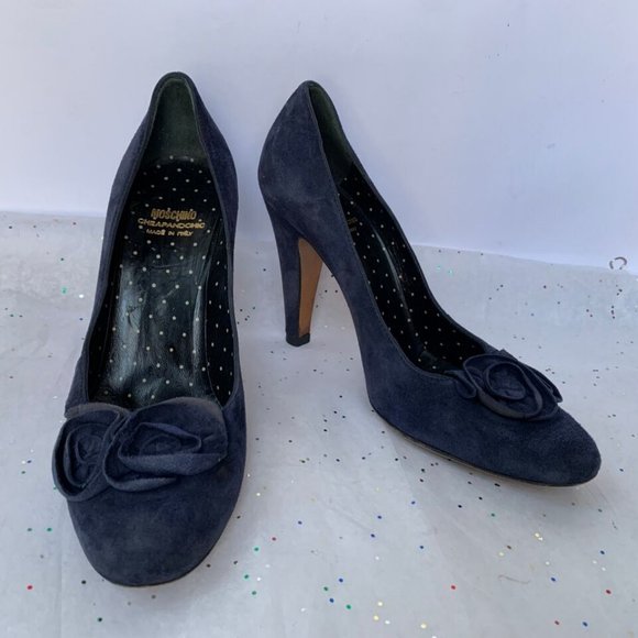 Moschino Cheap and Chic VTG Navy Suede 3D Rosette Embellished Pump Size 7 - 4" - Picture 1 of 13
